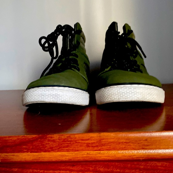 Size 7 mens milatary green high top shoe hardly worn - Picture 1 of 3